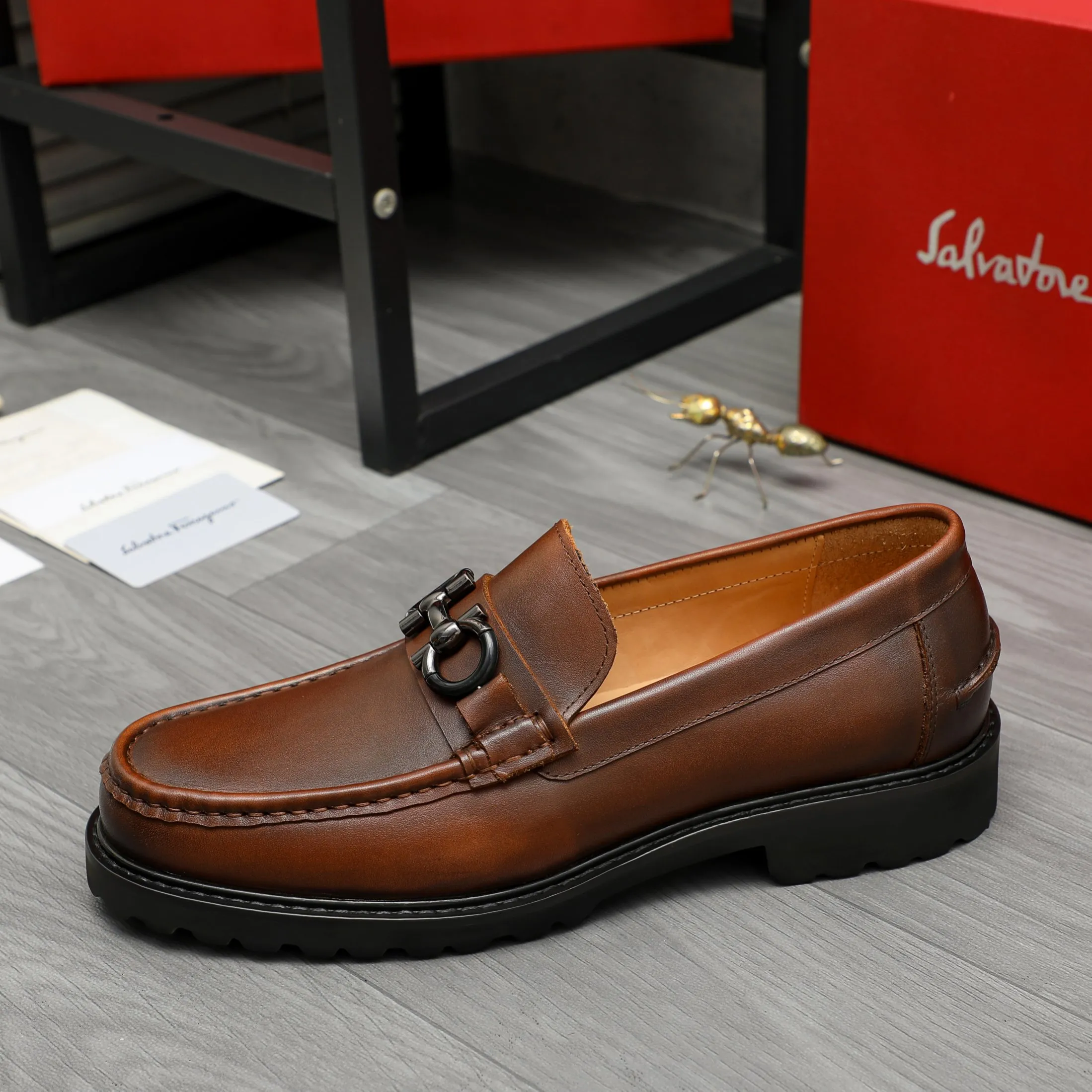 Men's shoes 💰442 Product trademark: Ferragamo "Ferragamo" business formal leather shoes Regular size: 38-46 (45.46 custom-made and non-returnable) Product materials: Selected color-brushed cowhide upper, cowhide lining, non-slip rubber outsole